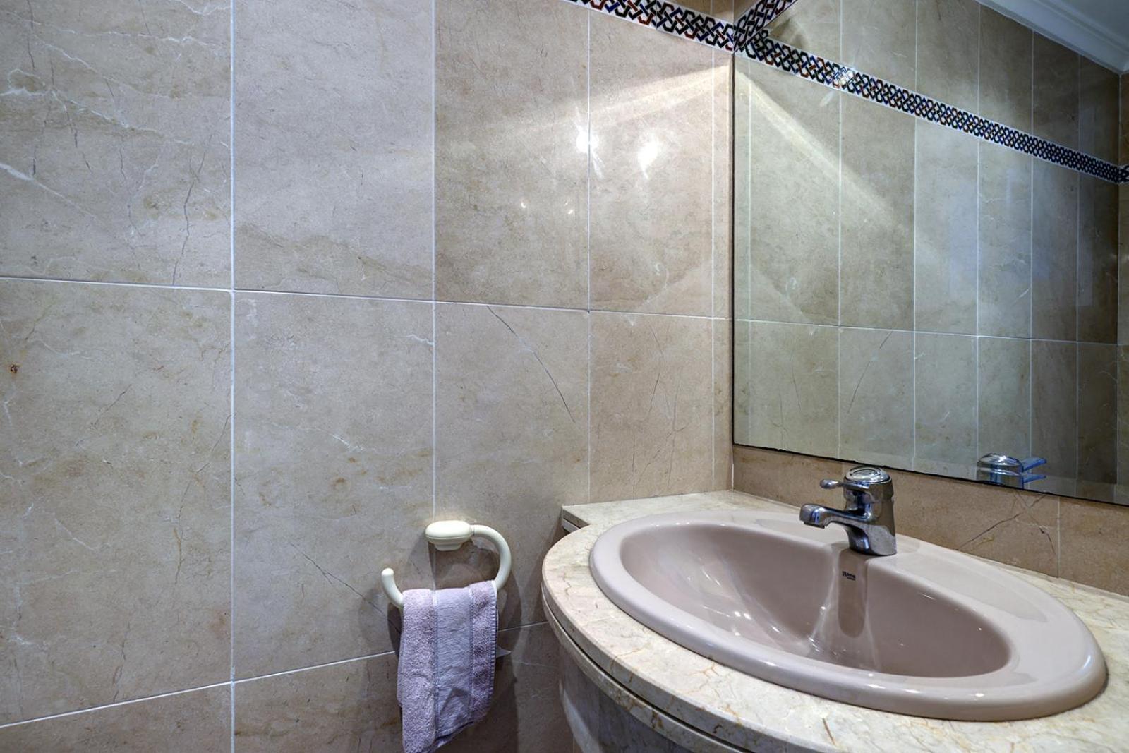 Large Ground Floor Apartment With Private Garden And Beach Access Estepona Exterior foto