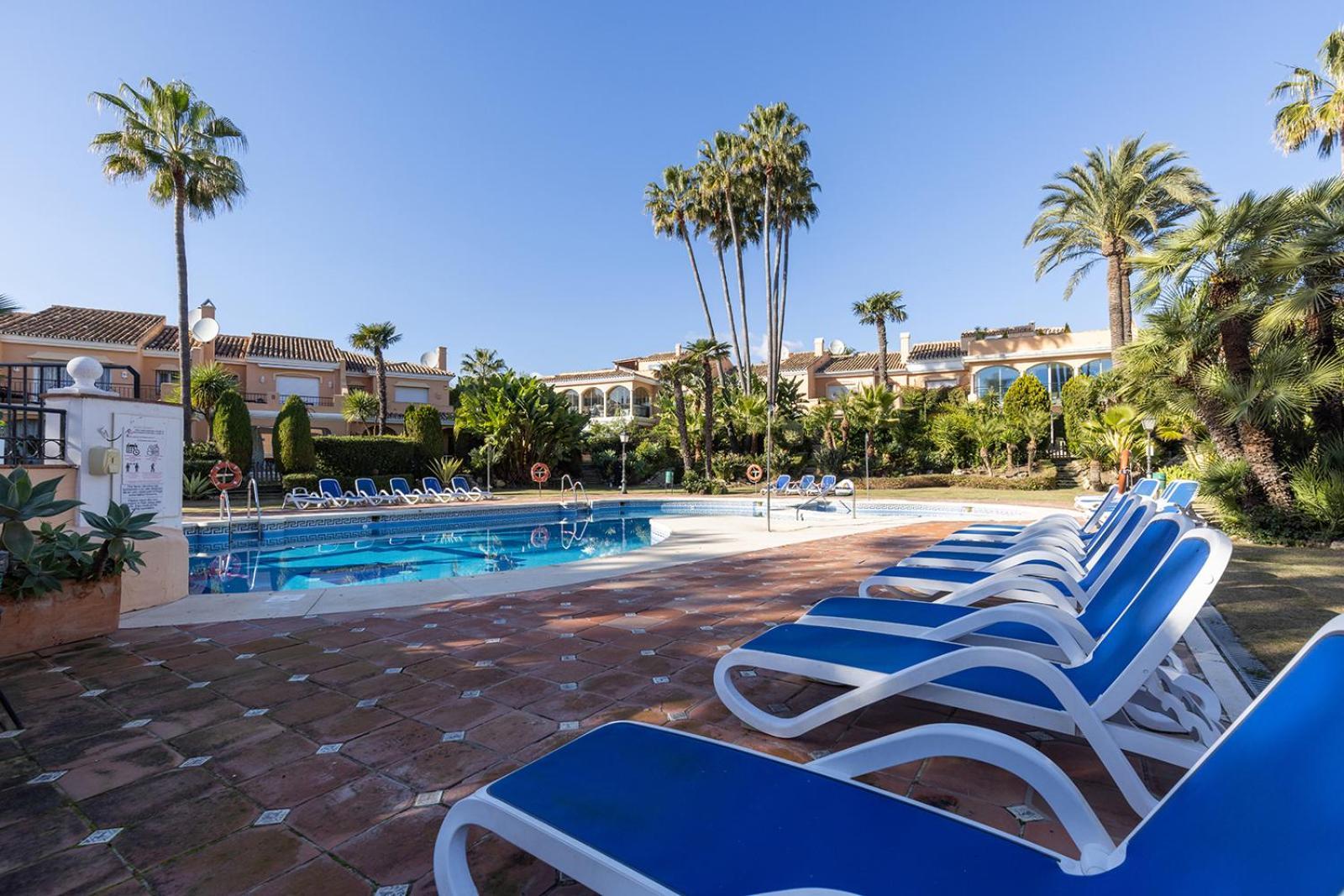 Large Ground Floor Apartment With Private Garden And Beach Access Estepona Exterior foto
